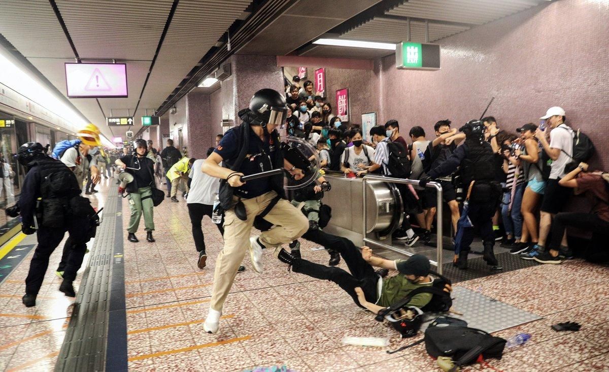 Agentes de policía cargan contra ciudadanos que venían de la manifestación, en la estación de metro Prince Edward de Hong Kong, este sábado. Agentes de policía cargan contra ciudadanos que venían de la manifestación, en la estación de metro Prince Edward de Hong Kong, este sábado.