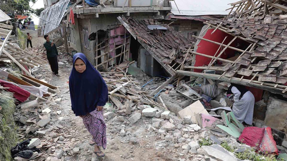 Al menos 268 fallecidos en un terremoto en Indonesia.