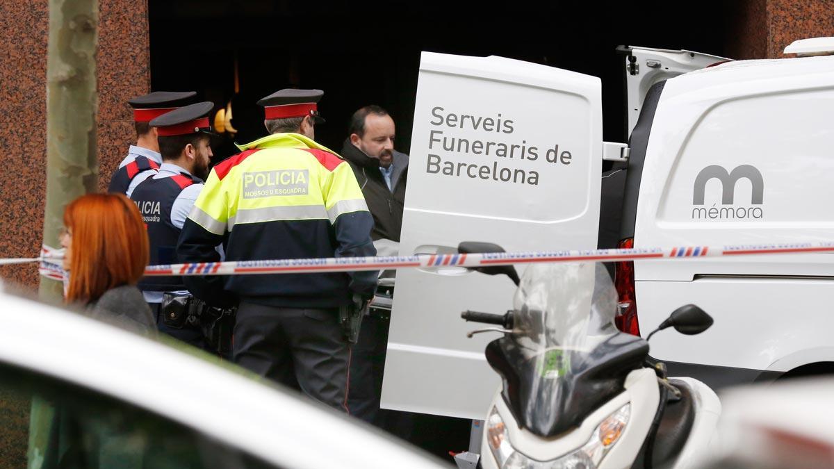 La policía investiga la muerte de un hombre, de forma violenta, en el número 125 de la calle Comte d’Urgell de Barcelona.