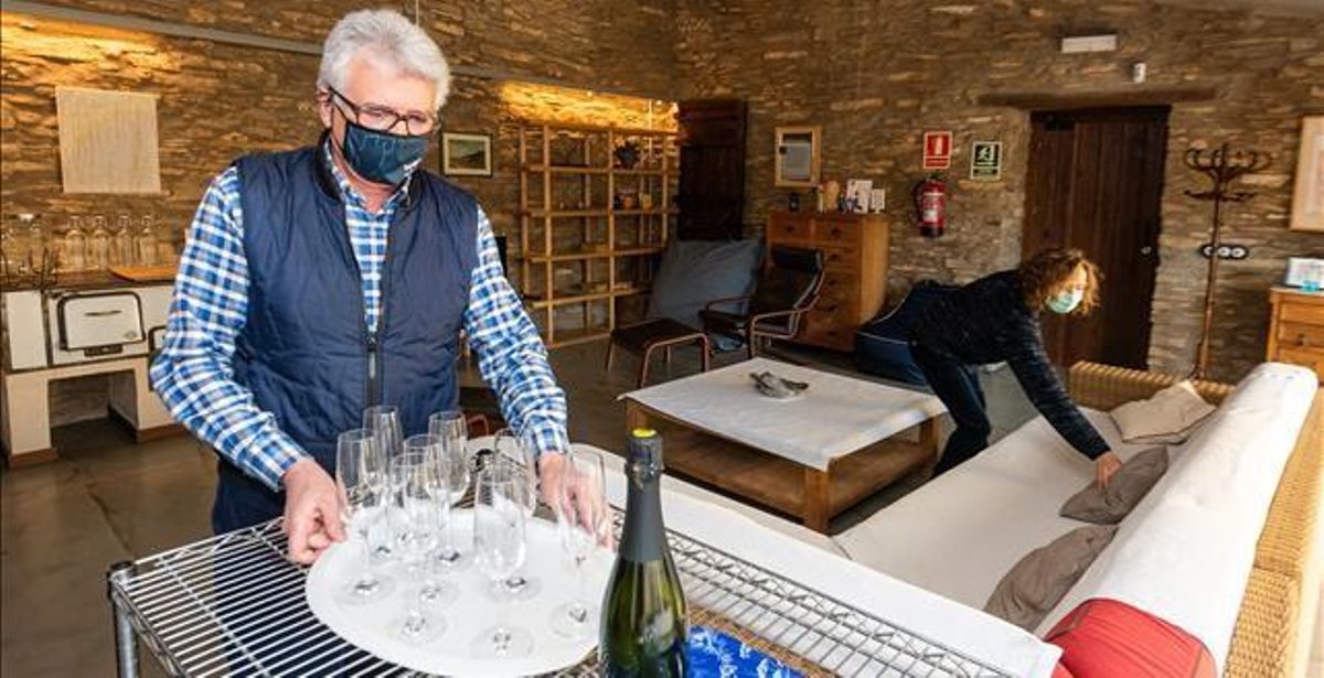 Los propietarios de la casa rural Torre del Codina, en Tàrrega (Urgell), ayer haciendo los preparativos para Fin de Año. Los propietarios de la casa rural Torre del Codina, en Tàrrega (Urgell), ayer haciendo los preparativos para Fin de Año.