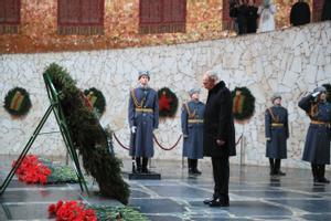 El presidente ruso, Vladímir Putin, durante un homenaje ante la Llama Eterna en el memorial de la Segunda Guerra Mundial, este jueves en Volgogrado.