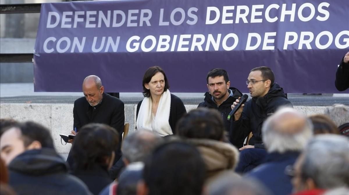 Luis Alegre, Ramón Espinar, Carolina Bescansa y Alberto Montero en un acto de Podemos en la plaza del Reina Sofía. Luis Alegre, Ramón Espinar, Carolina Bescansa y Alberto Montero en un acto de Podemos en la plaza del Reina Sofía.