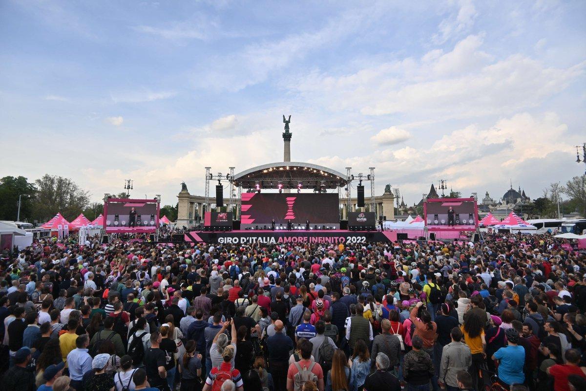 El público festeja con los corredores el inicio de la carrera en Hungría, durante la presentación oficial de equipos.
