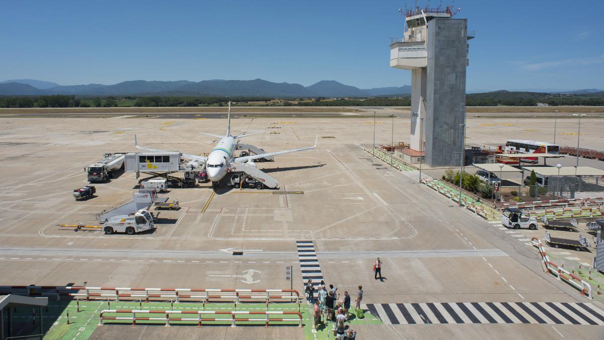 Imagen de un avión en la pista de despegue del aeropuerto de Girona.