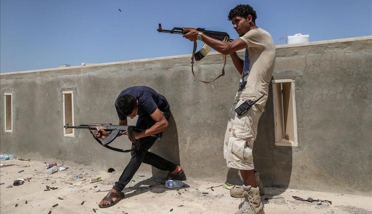 Combatientes de las tropas del Gobierno reconocido internacionalmente disparan sus armas durante un enfrentamiento con las fuerzas del autodenominado Ejército Nacional Libio, lideradas por el general Haftar. Combatientes de las tropas del Gobierno reconocido internacionalmente disparan sus armas durante un enfrentamiento con las fuerzas del autodenominado Ejército Nacional Libio, lideradas por el general Haftar.