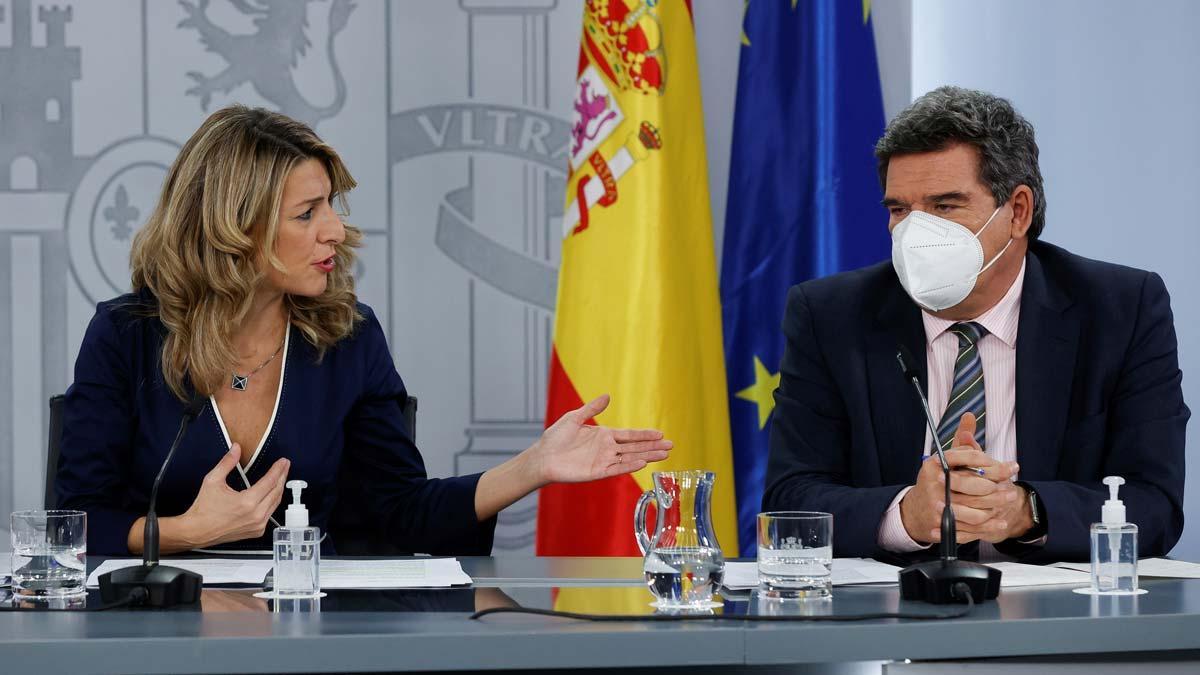 Yolanda Díaz y José Luis Escrivà, en la rueda de prensa posterior al Consejo de Ministros.