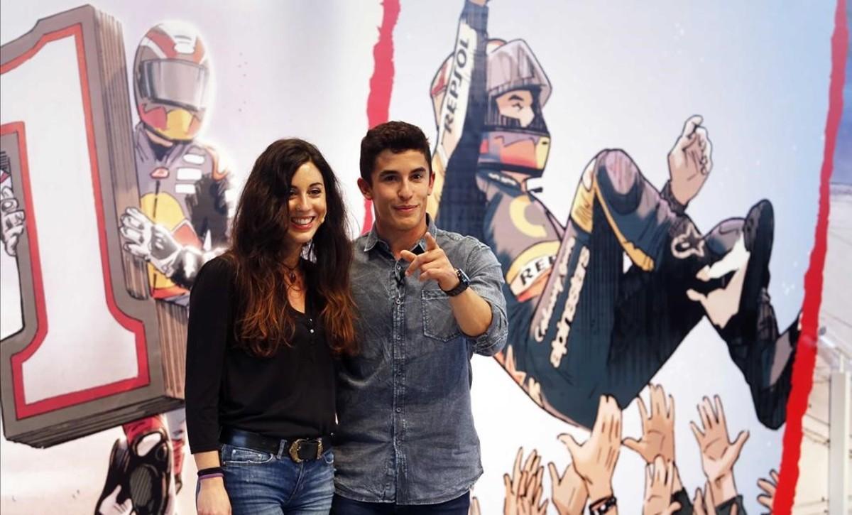 La dibujante Belén Ortega y el piloto de Moto GP Márc Márquez, este jueves en Madrid, durante la presentación del cómic sobre su vida. 