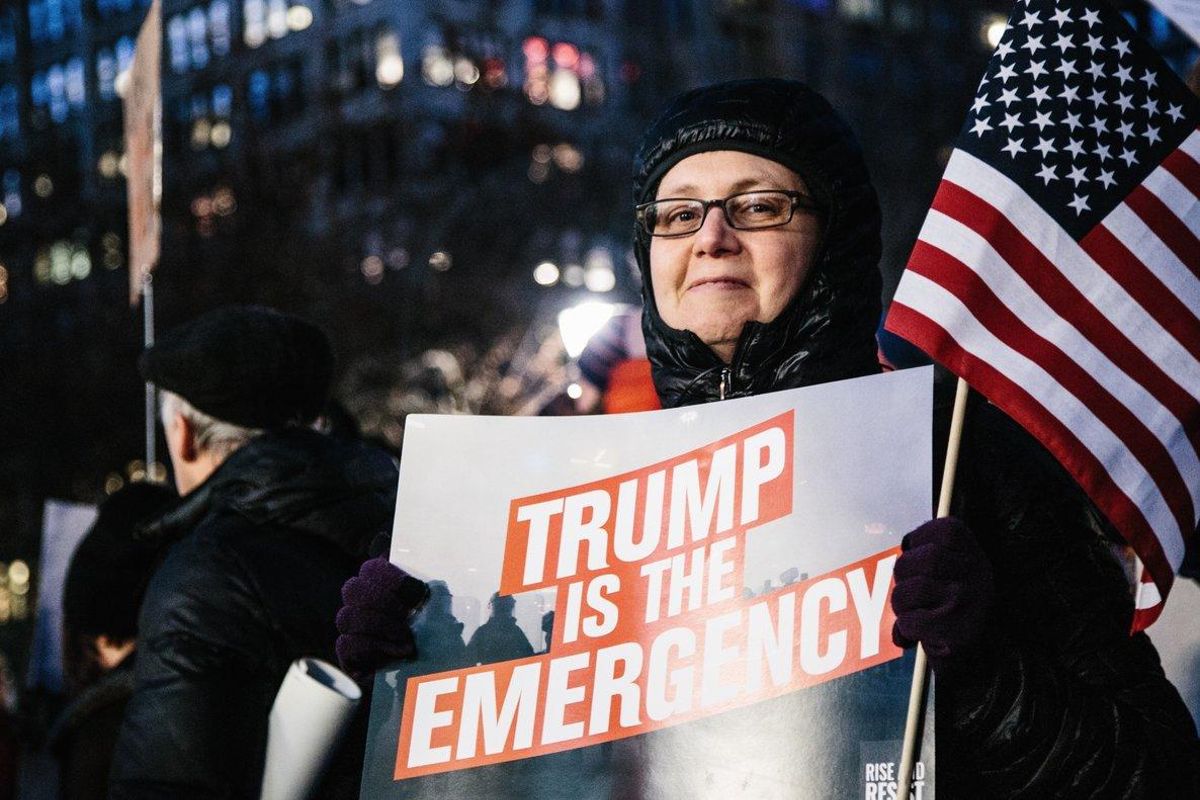 EPA1175 NUEVA YORK ESTADOS UNIDOS 18 02 2019 - Personas protestan contra el presidente de los Estados unidos Donald J Trump este lunes en Nueva York Nueva York EE UU El grupo activista Move On organizo este lunes varias protestas en diversas ciudades de Estados Unidos en contra de la declaracion de emergencia nacional con la que el presidente Donald Trump busca reunir fondos para construir el muro en la frontera con Mexico sin el visto bueno del Congreso EFE Alba Vigaray EPA1175 NUEVA YORK ESTADOS UNIDOS 18 02 2019 - Personas protestan contra el presidente de los Estados unidos Donald J Trump este lunes en Nueva York Nueva York EE UU El grupo activista Move On organizo este lunes varias protestas en diversas ciudades de Estados Unidos en contra de la declaracion de emergencia nacional con la que el presidente Donald Trump busca reunir fondos para construir el muro en la frontera con Mexico sin el visto bueno del Congreso EFE Alba Vigaray