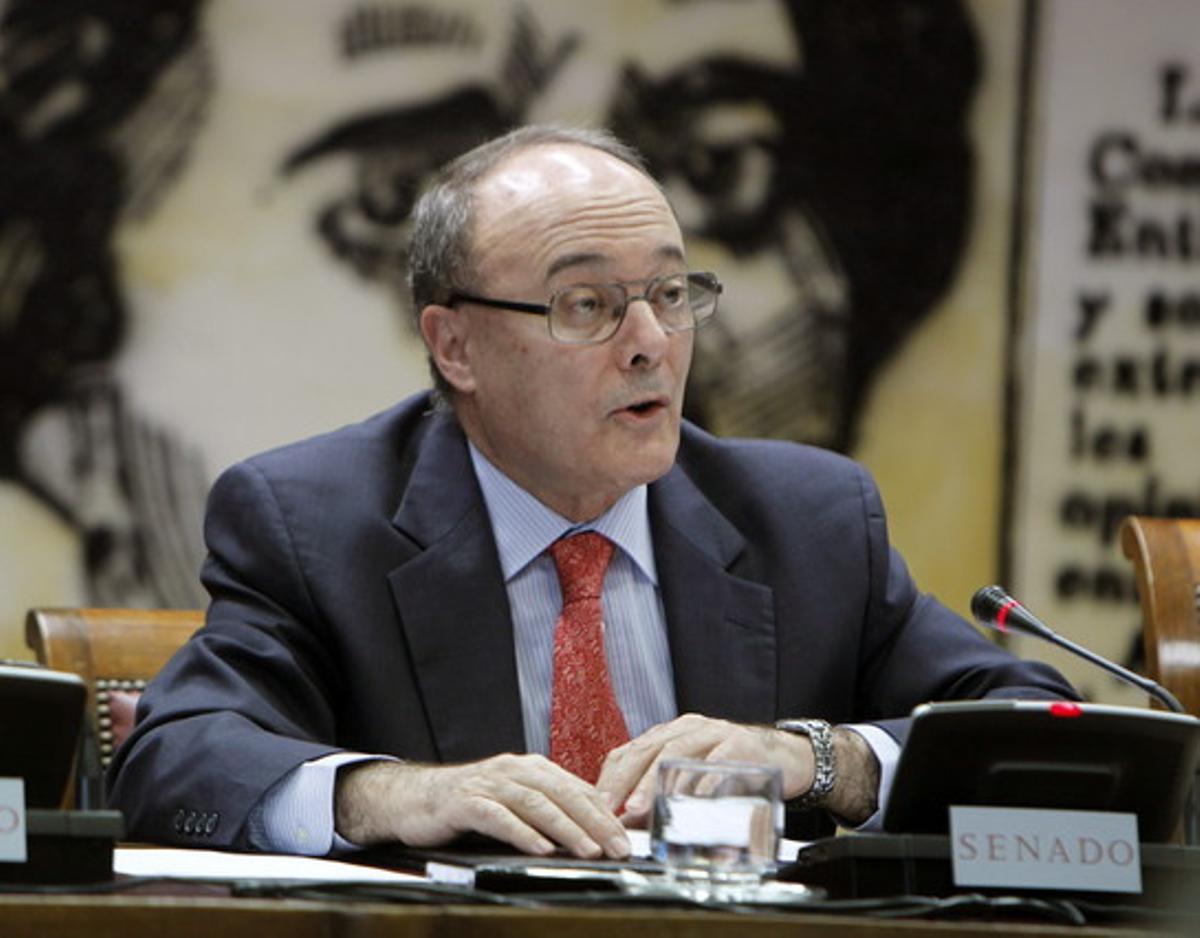 El gobernador del Banco de España, Luis María Linde, durante su intervención en la Comisión de Presupuestos del Senado, este miércoles.
