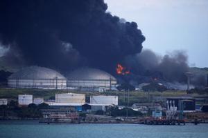 El incendio de unos almacenes de combustible en Cuba se propaga y se ve desde el puerto