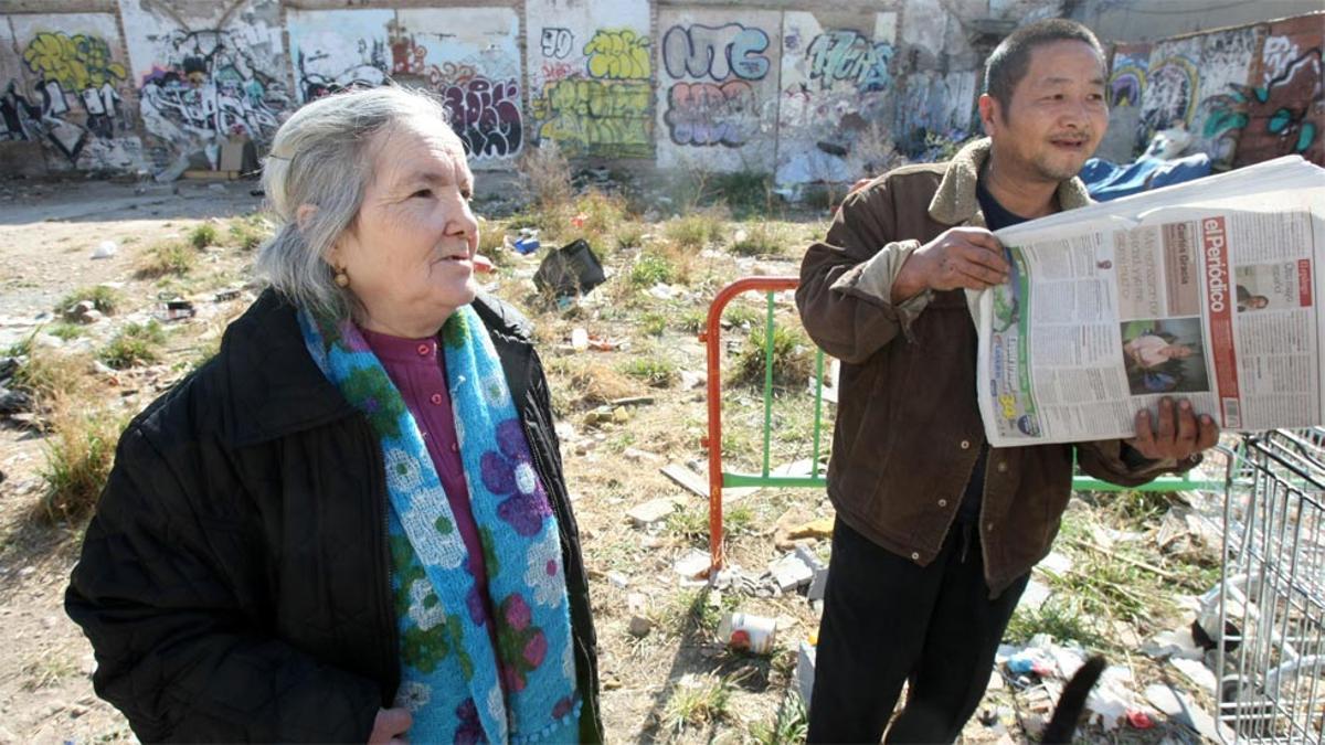 Julia, una mujer que vivió en el Somorrostro, visita las barracas que actualmente hay en el 22@.
