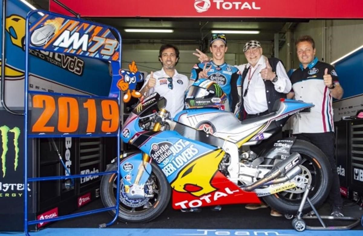 Àlex Márquez, en el centro, junto a los máximos responsables del equipo de Moto2 en el que continuará. Àlex Márquez, en el centro, junto a los máximos responsables del equipo de Moto2 en el que continuará.