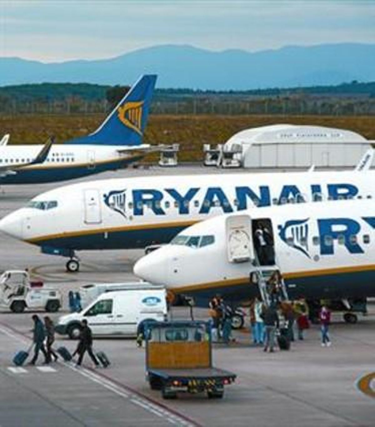 Unos pasajeros bajan de un avión de Ryanair en Girona. Unos pasajeros bajan de un avión de Ryanair en Girona.