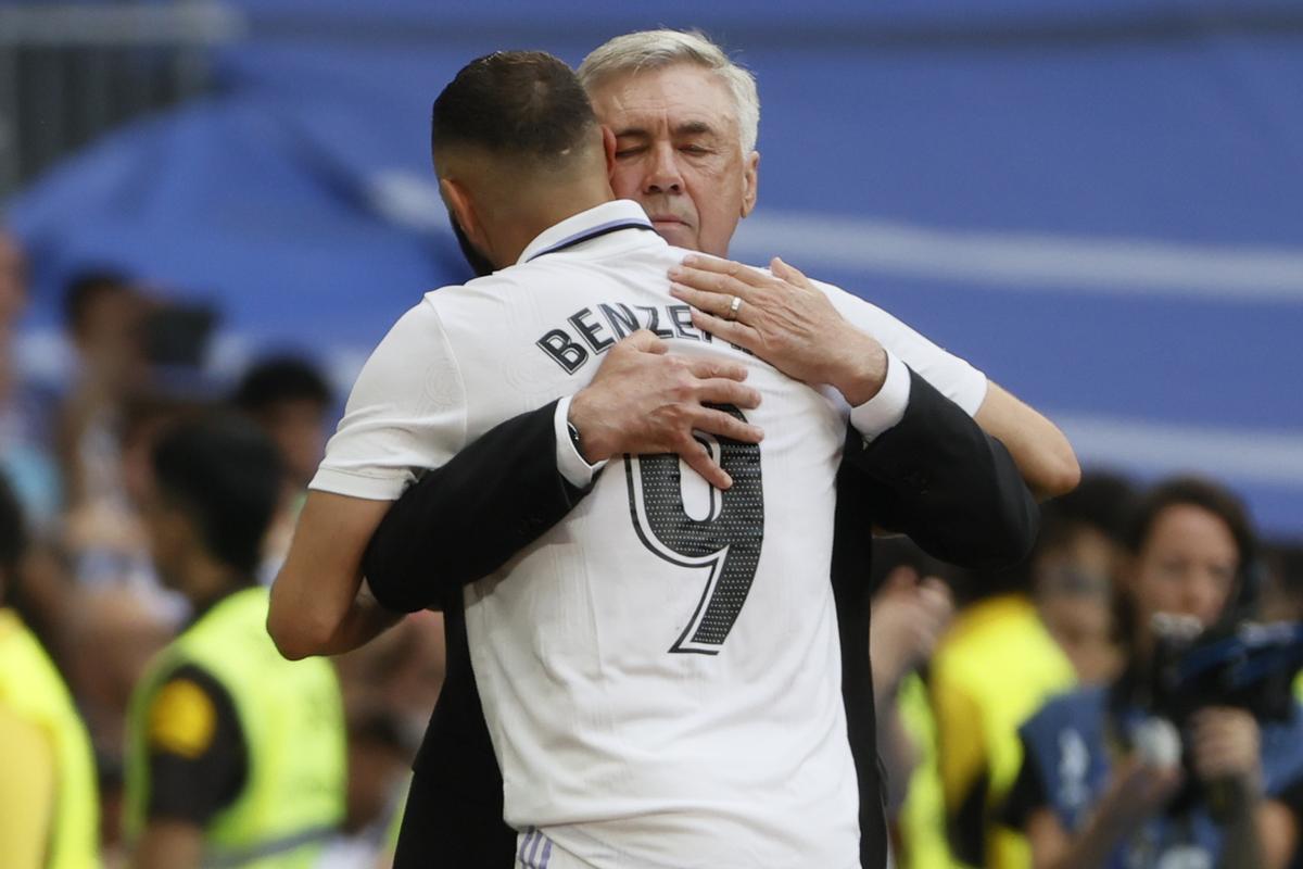 Karim Benzema, se abraza con el técnico italiano del equipo blanco, Carlo Ancelotti, tras ser sustituido durante el partido de la última jornada de Liga.
