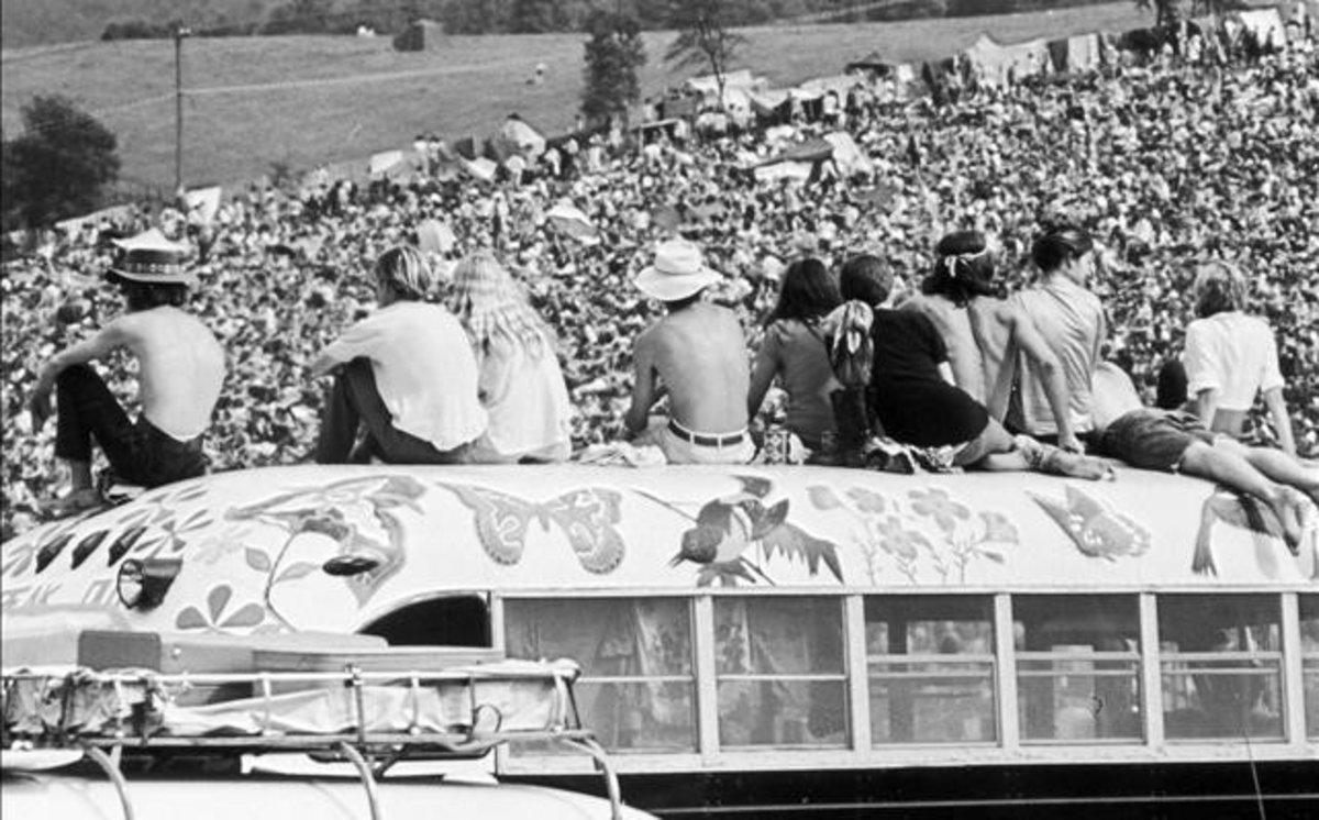 Medio millón de jóvenes acudieron al hoy mítico festival de Woodstock, en Bethel, Nueva York.