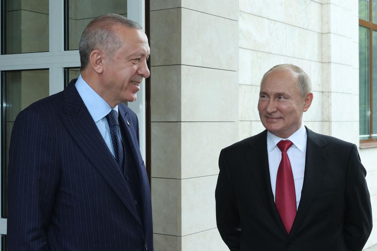 El presidente turco Erdogan , izquierda, y el presidente ruso Putin, este miércoles en Sochi.