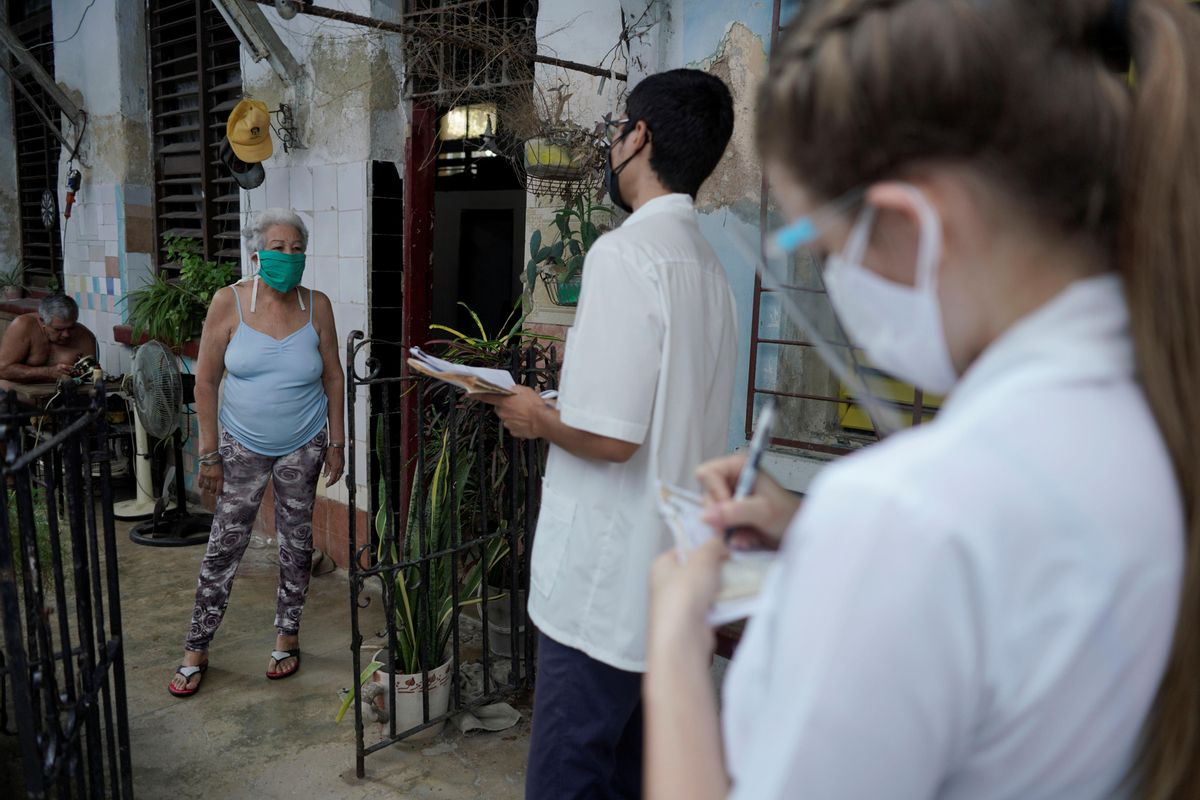 Estudiantes de medicina visitan puerta por puerta a cubanos con síntomas de coronavirus el pasado mes de abril. Estudiantes de medicina visitan puerta por puerta a cubanos con síntomas de coronavirus el pasado mes de abril.