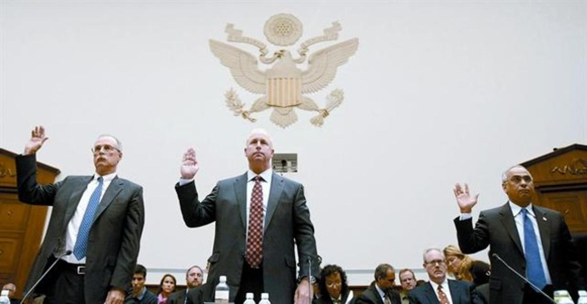 Los presidentes de las tres agencias, Stephen Joynt (Fitch), Raymond McDaniel (Moody’s) y  Deven Sharma (Standard), declarando en el Capitolio en octubre del 2008.