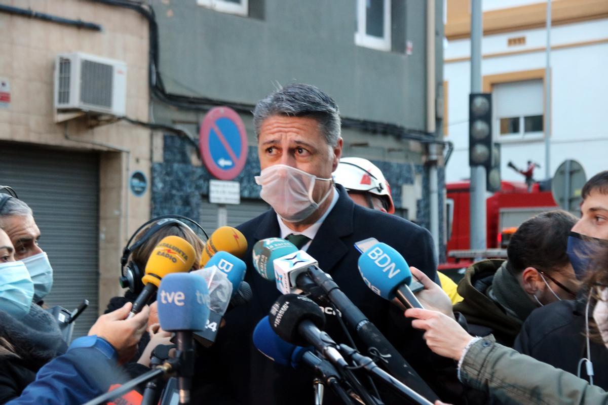 Albiol ante los medios tras el incendio en una nave ocupada de Badalona. Albiol ante los medios tras el incendio en una nave ocupada de Badalona.