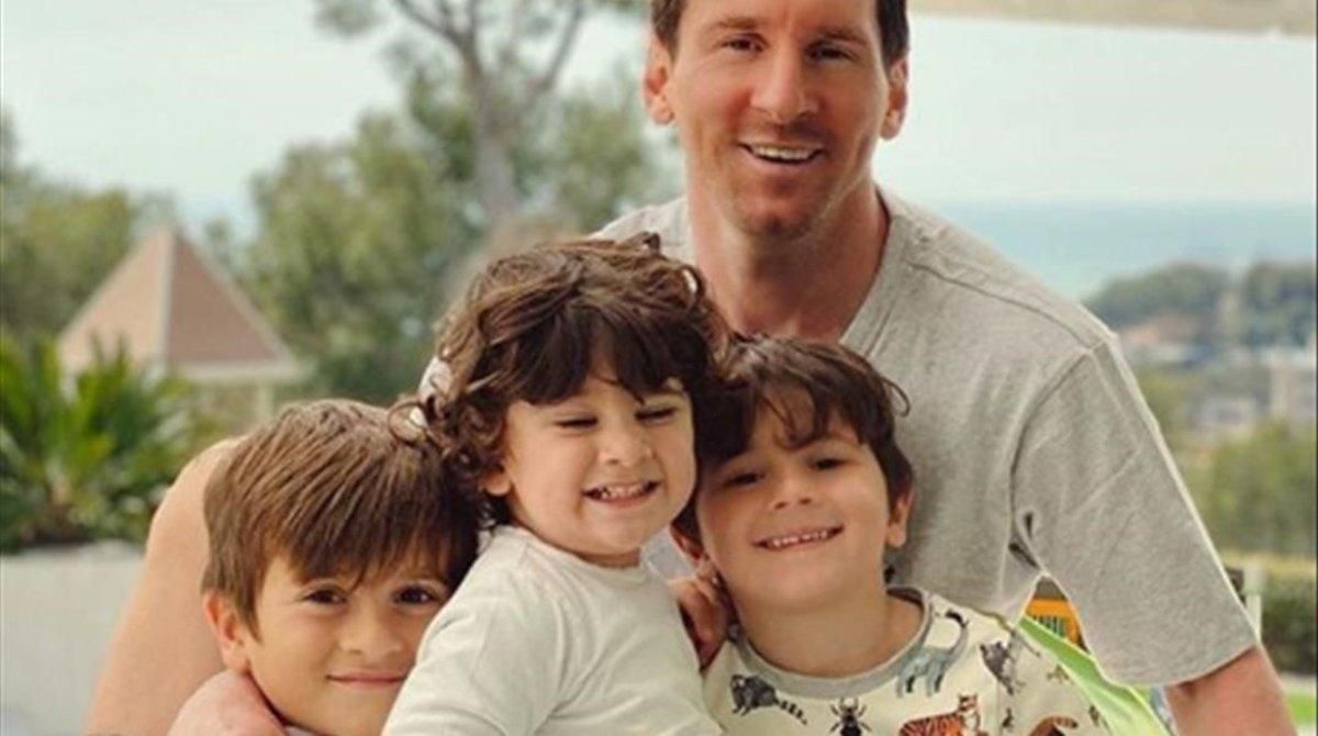 Leo Messi, con sus hijos, en la foto más reciente publicada por él, ya sin barba. Leo Messi, con sus hijos, en la foto más reciente publicada por él, ya sin barba.
