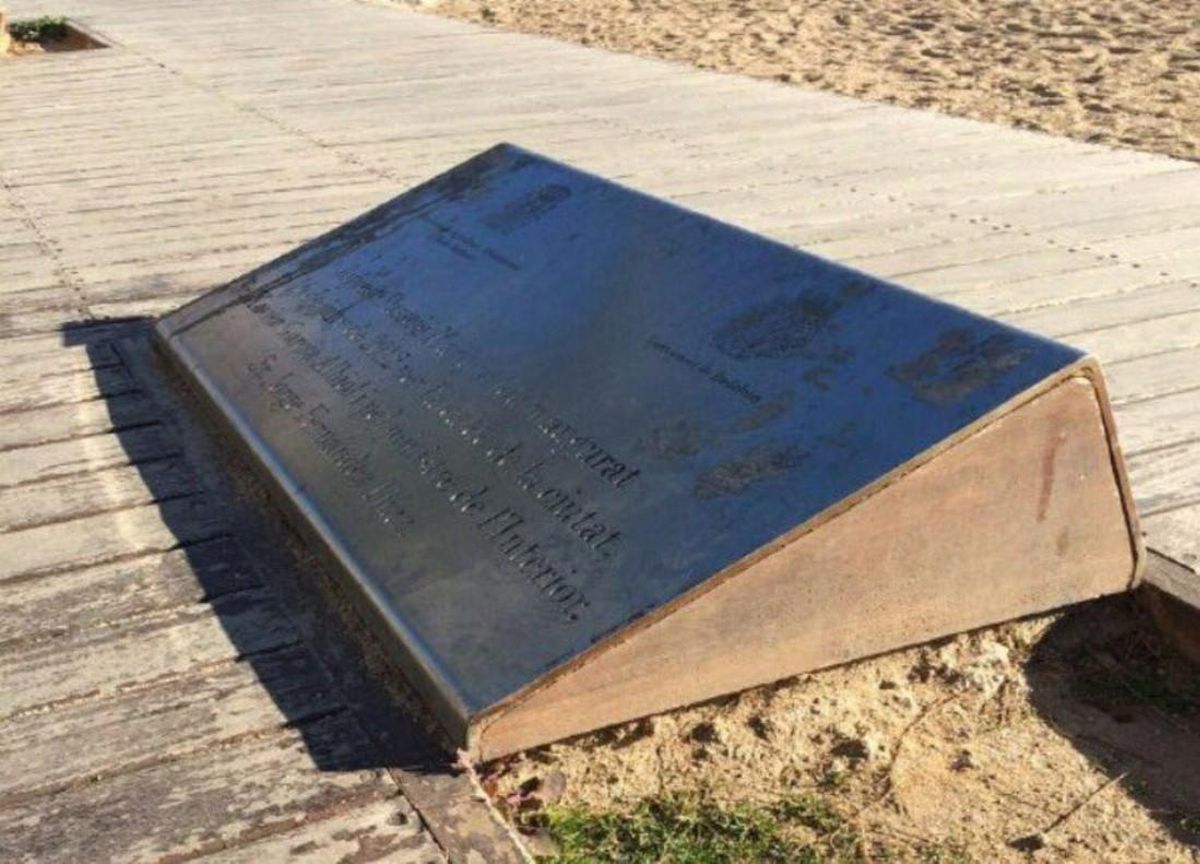 La placa retirada en Badalona. La placa retirada en Badalona.