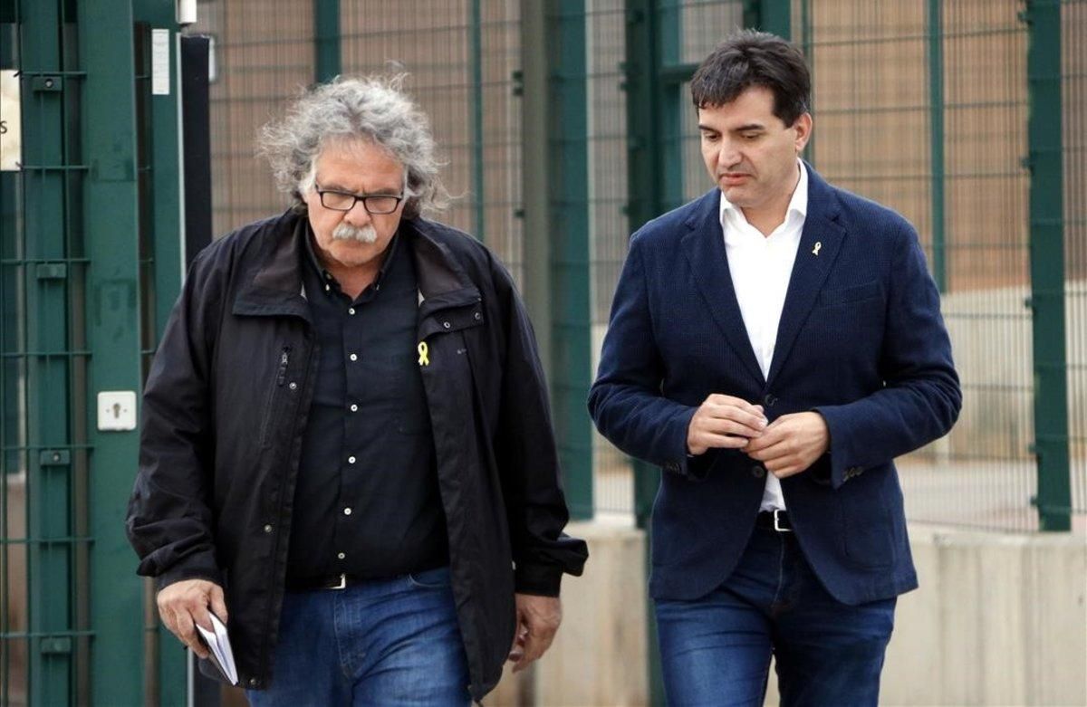 Los dirigentes de ERC Joan Tardà y Sergi Sabrià, a su salida de la prisión de Lledoners, tras visitar a Oriol Junqueras. Los dirigentes de ERC Joan Tardà y Sergi Sabrià, a su salida de la prisión de Lledoners, tras visitar a Oriol Junqueras.