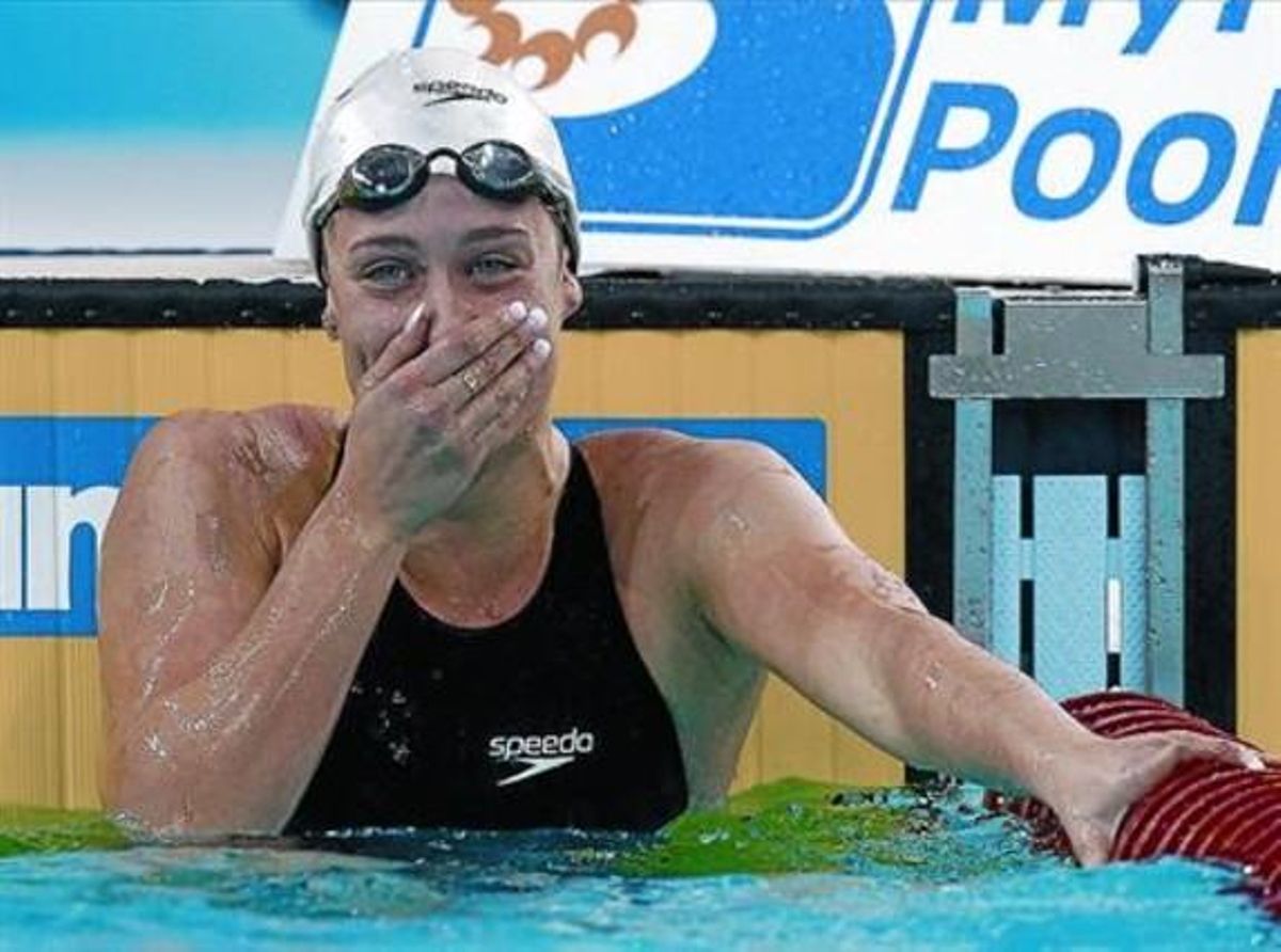 Mireia Belmonte casi se sorprende de su victoria en los 200 metros mariposa; poco después lograría otro oro. Mireia Belmonte casi se sorprende de su victoria en los 200 metros mariposa; poco después lograría otro oro.