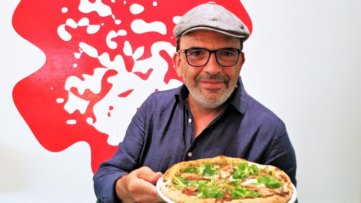 El cocinero triestrellado Jesús Sánchez enseña la pizza que ha creado para Nonna Maria.