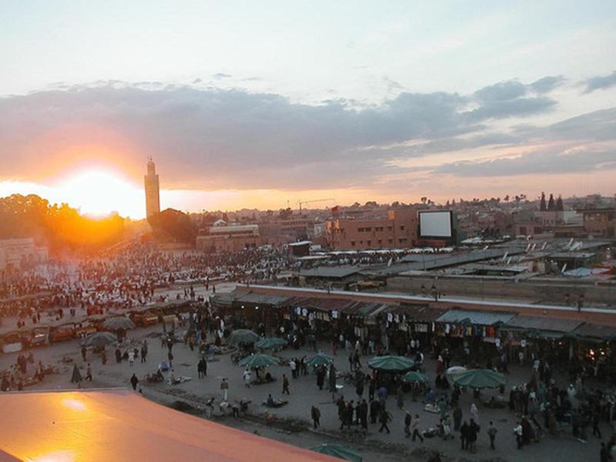 Vista de una plaza de Marrakech.