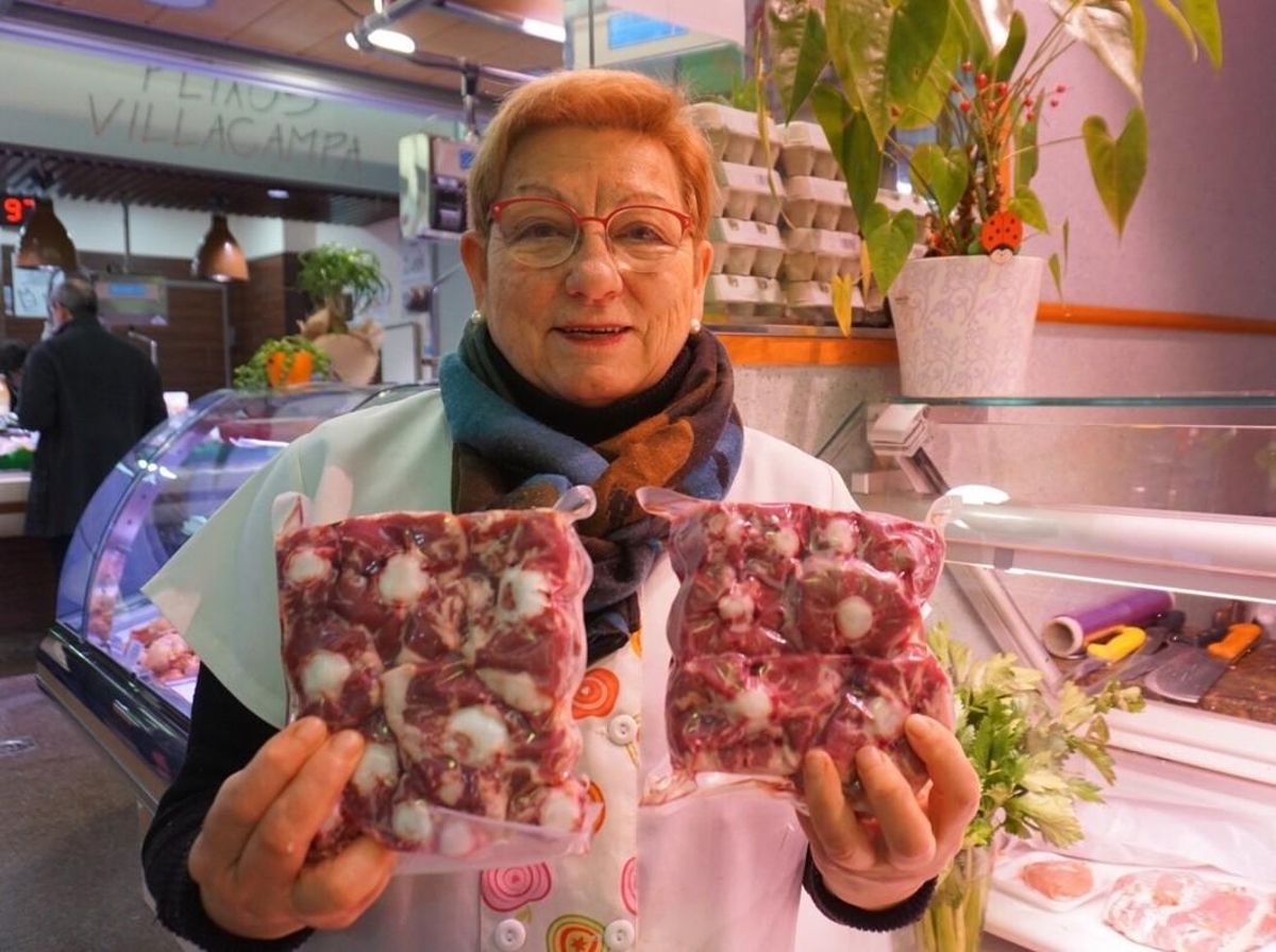 Mari Huguet, de la carnicería mari, en el mercado del Poblenou. Mari Huguet, de la carnicería mari, en el mercado del Poblenou.