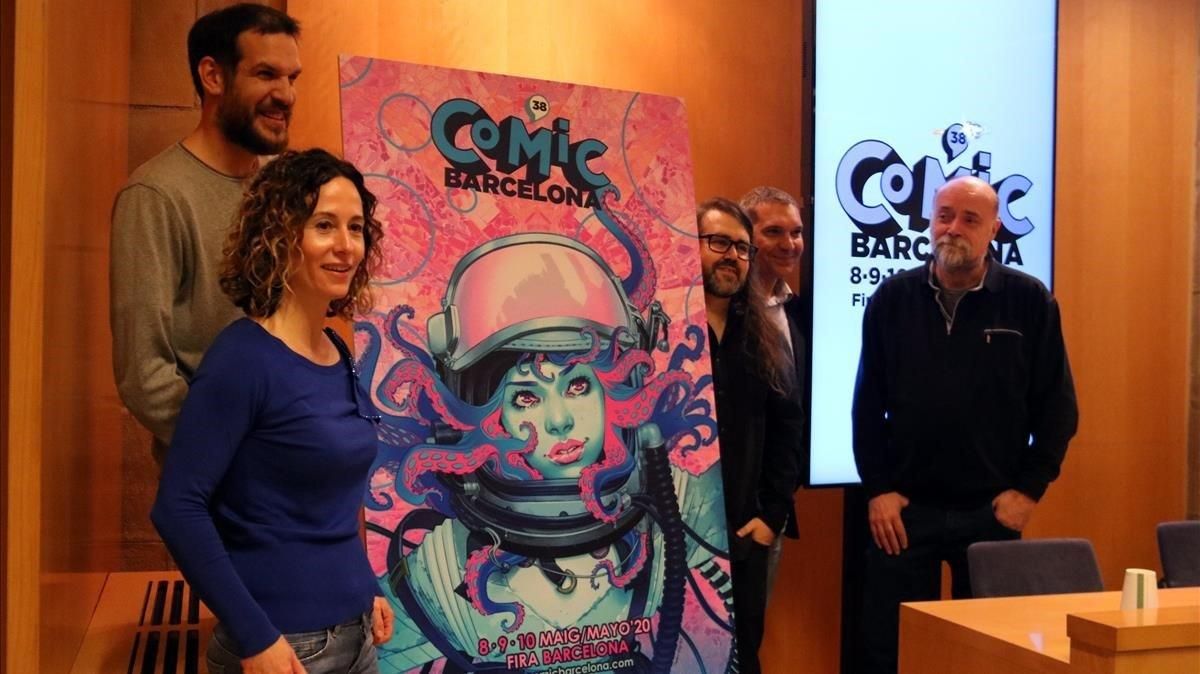 Meritxell Puig y parte del equipo del Cómic Barcelona, ante el cartel de la 38ª edición, obra de Belén Ortega. Meritxell Puig y parte del equipo del Cómic Barcelona, ante el cartel de la 38ª edición, obra de Belén Ortega.