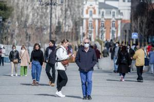 Personas pasean con y sin mascarilla por Madrid