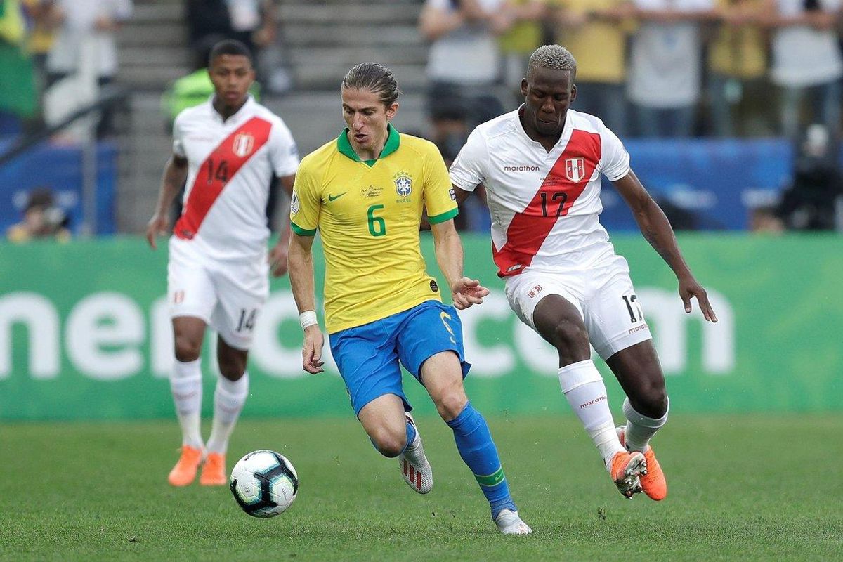 CAF1341. SÃO PAULO (BRASIL), 22/06/2019.- El jugador de Brasil Filipe Luis (c) disputa el balón con Luis Advíncula de Perú, durante el partido Perú-Brasil del Grupo A de la Copa América de Fútbol 2019, en el Estadio Arena Corinthians de São Paulo, Brasil, hoy 22 de junio de 2019. EFE/Fernando Bizerra CAF1341. SÃO PAULO (BRASIL), 22/06/2019.- El jugador de Brasil Filipe Luis (c) disputa el balón con Luis Advíncula de Perú, durante el partido Perú-Brasil del Grupo A de la Copa América de Fútbol 2019, en el Estadio Arena Corinthians de São Paulo, Brasil, hoy 22 de junio de 2019. EFE/Fernando Bizerra