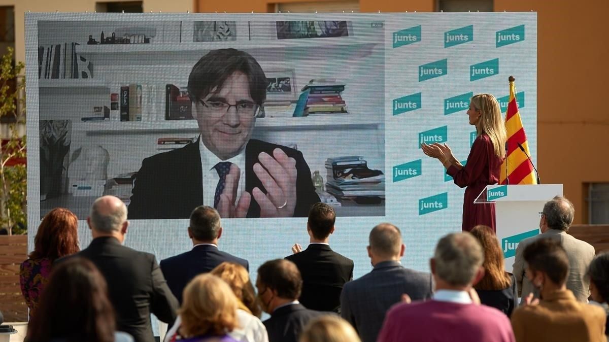 Carles Puigdemont participa por video conferencia en el acto de Junts. Carles Puigdemont participa por video conferencia en el acto de Junts.