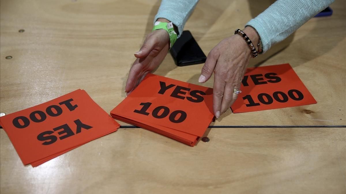 Papeletas del ’sí’ en un colegio electoral de Dublín. Papeletas del ’sí’ en un colegio electoral de Dublín.