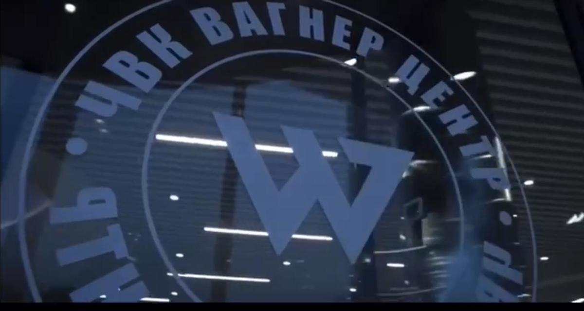 El logotipo de Wagner, en una puerta de su sede en Moscú, en imagen tomada para un vídeo promocional de la firma.