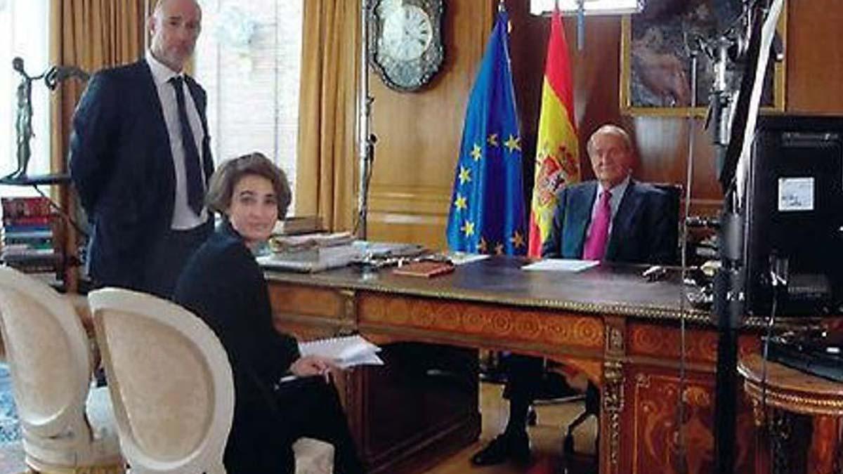 Miguel Courtois y Laurence Debray, con el Rey Juan Carlos.