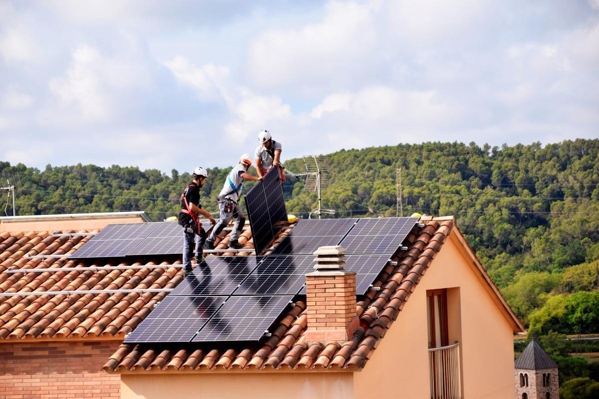 Instalar placas solares en la segunda residencia también aporta beneficios al domicilio habitual