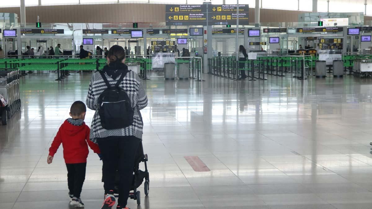 Pasajeros en el aeropuerto de El Prat, el 1 de abril. Pasajeros en el aeropuerto de El Prat, el 1 de abril.