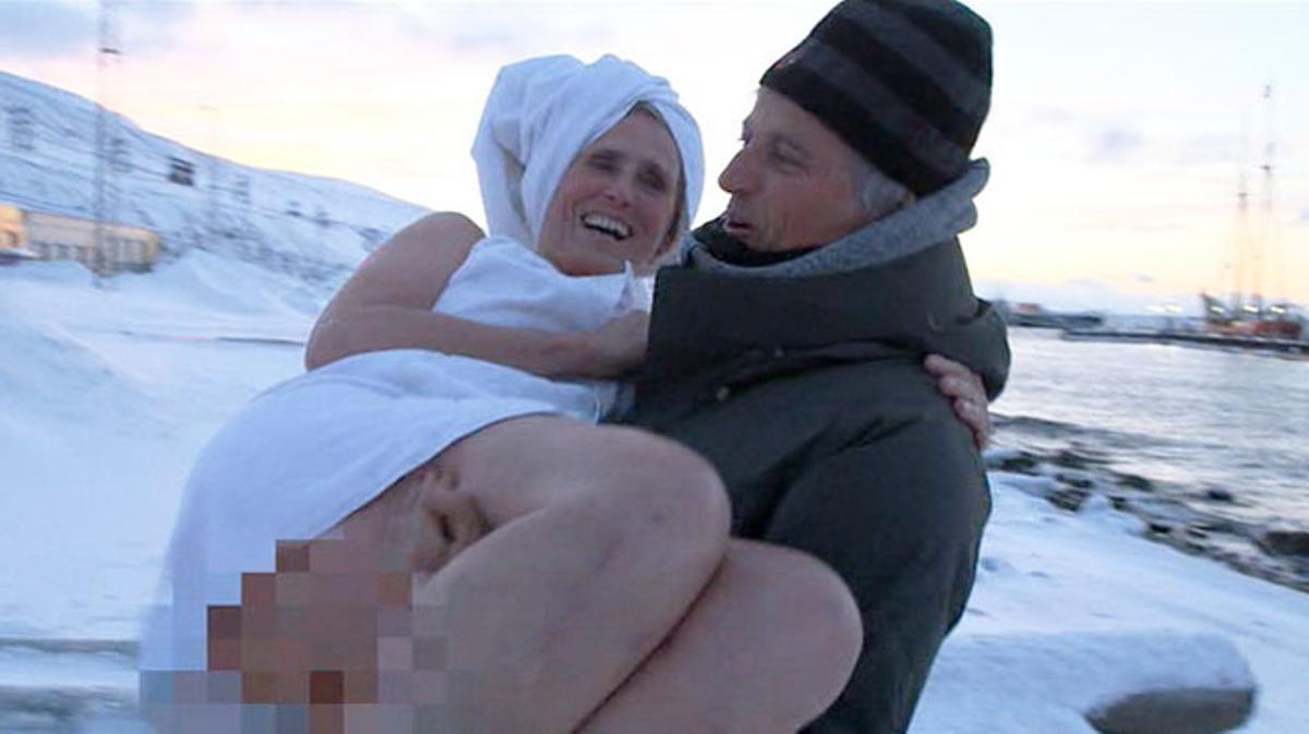 Jesús Calleja agafa a coll Mercedes Milà, després de banyar-se a Svalbard (’Planeta Calleja’, Cuatro).