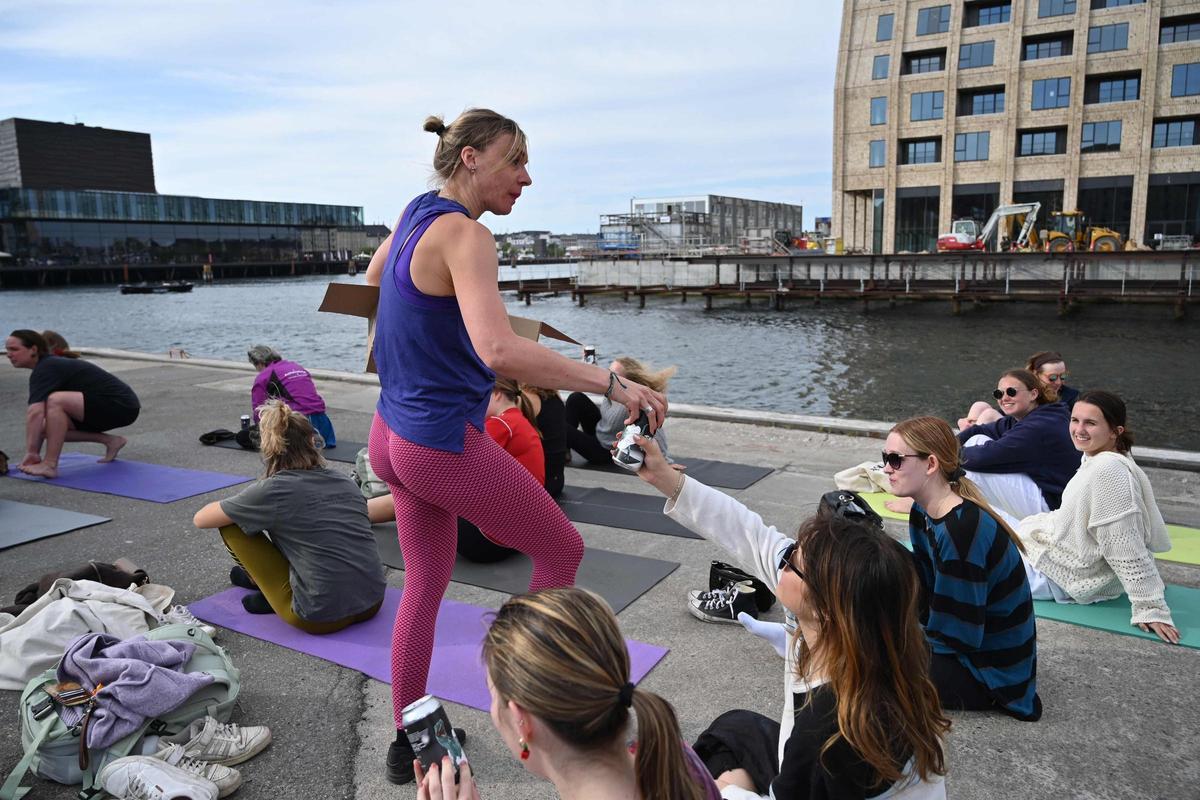 Yoga con cerveza en Copenhague FOTOS