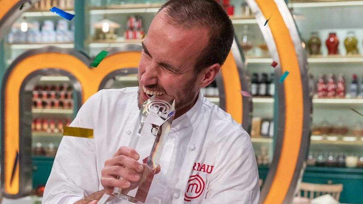 Arnau muerde el premio que le acredita como ganador de ’Masterchef 9’. Arnau muerde el premio que le acredita como ganador de ’Masterchef 9’.