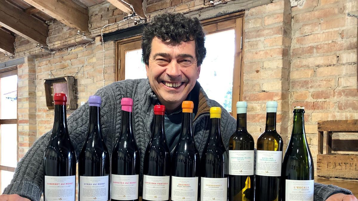 Tomàs Cusiné, con las microvinificaciones que hace en su bodega homónima. Tomàs Cusiné, con las microvinificaciones que hace en su bodega homónima.