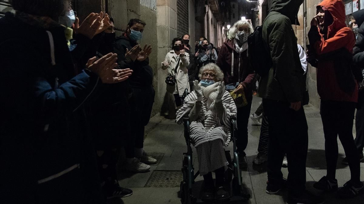 Protesta antes del toque de queda contra un desahucio en la calle dels Codols, Barcelona. Protesta antes del toque de queda contra un desahucio en la calle dels Codols, Barcelona.