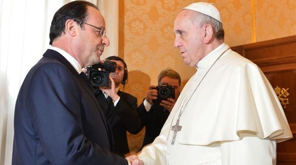 Hollande y el Papa se saludan en la sala Tronetto, en el Vaticano, este viernes. Hollande y el Papa se saludan en la sala Tronetto, en el Vaticano, este viernes.