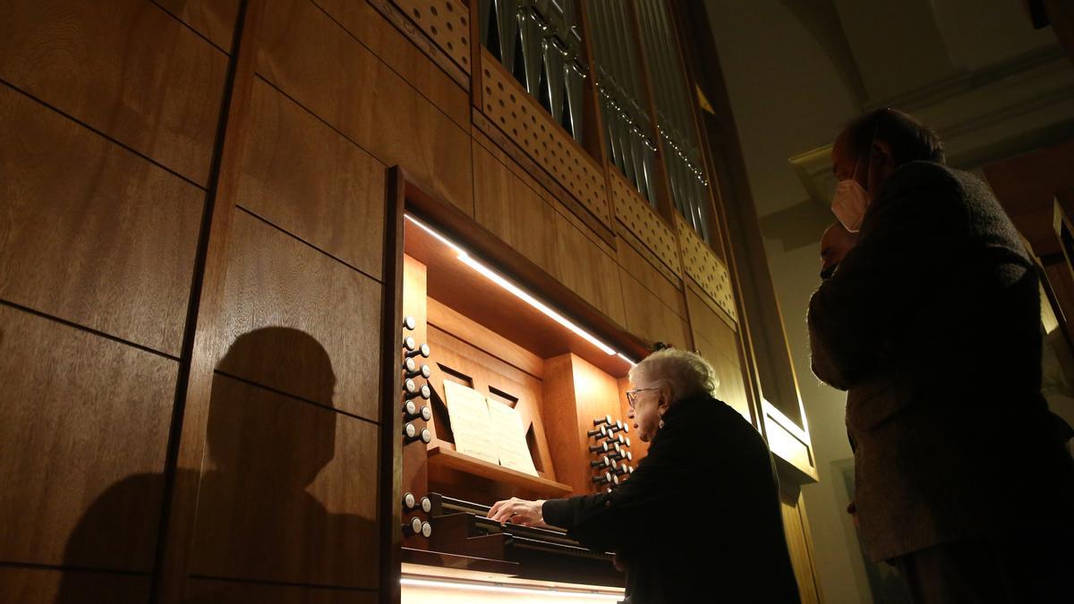 Montserrat Torrent, decana de los organistas, durante el primer concierto en Sant Felip Neri con el órgano que lleva su nombre.