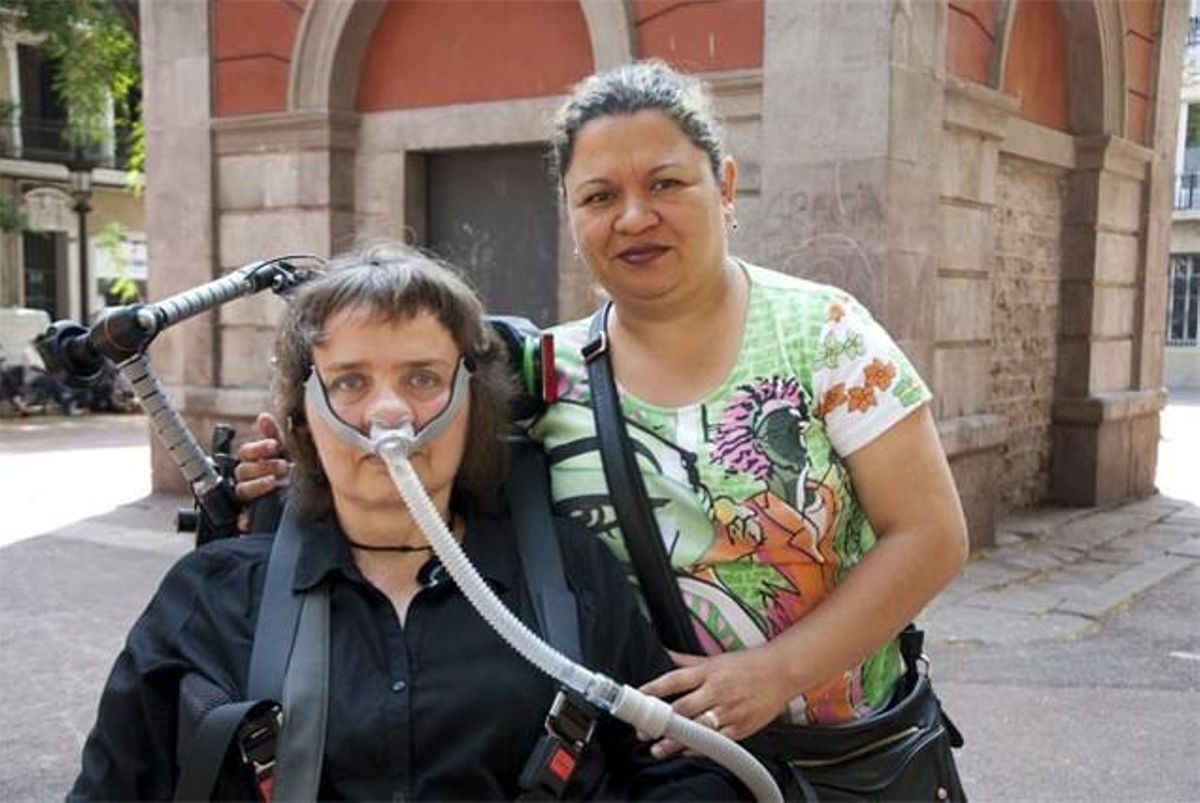 Isabel rojas, con Norma, la mujer que le garantiza, pese a los osbtáculos que pone la ELA, la autonomía. Isabel rojas, con Norma, la mujer que le garantiza, pese a los osbtáculos que pone la ELA, la autonomía.