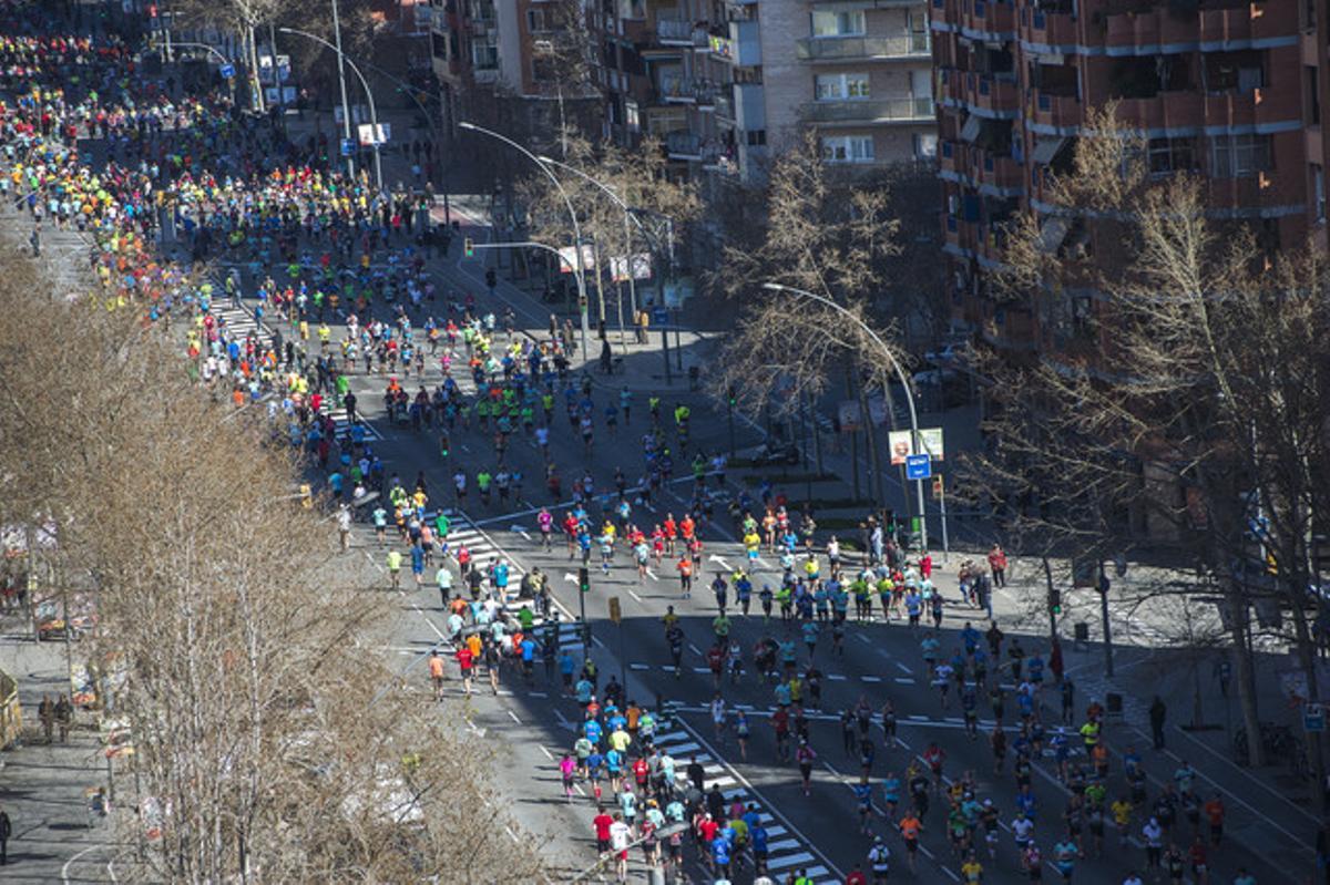 Els corredors, a la Meridiana, al km 18 de la marató de Barcelona.