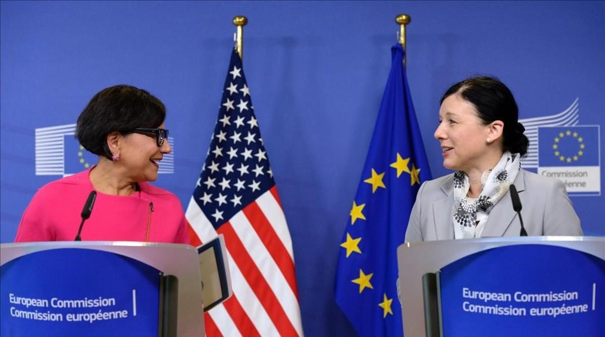 La secretaria de Comercio de EEUU, Penny Pritzker, (izquierda) y la comisaria europea de Justicia, Consumidores e Igualdad de Género, Vera Jourová, durante la presentación del acuerdo. La secretaria de Comercio de EEUU, Penny Pritzker, (izquierda) y la comisaria europea de Justicia, Consumidores e Igualdad de Género, Vera Jourová, durante la presentación del acuerdo.