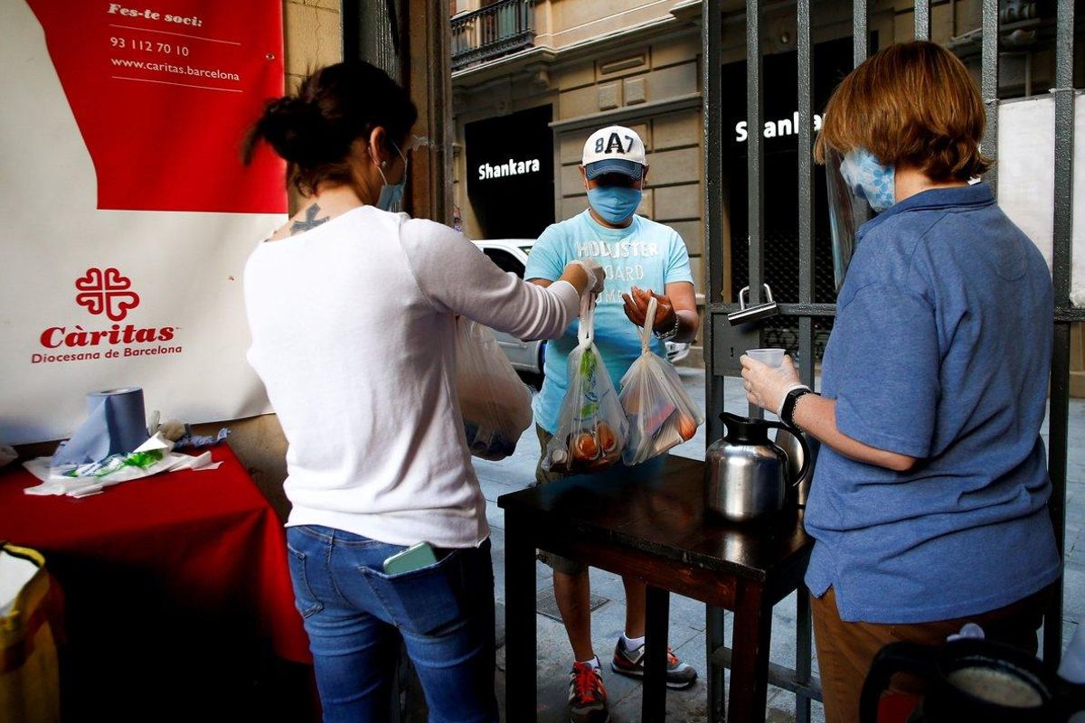 Voluntarios de la parroquia de Santa Anna de Barcelona reparten comida para más de 200 personas. Voluntarios de la parroquia de Santa Anna de Barcelona reparten comida para más de 200 personas.